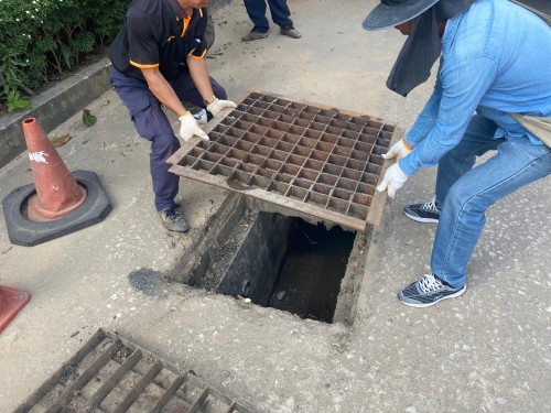 เปลี่ยนฝาท่อระบายน้ำ บริเวณถนนหน้าโรงแรมเดอะทีค