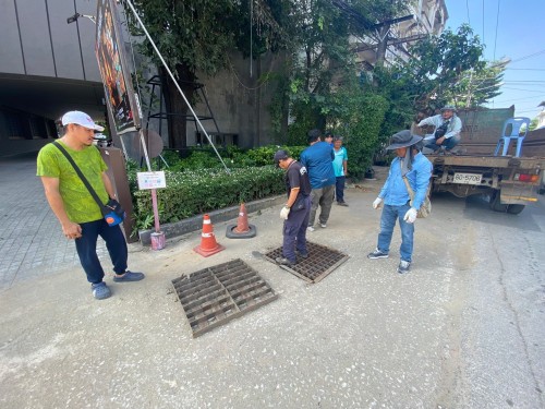 เปลี่ยนฝาท่อระบายน้ำ บริเวณถนนหน้าโรงแรมเดอะทีค