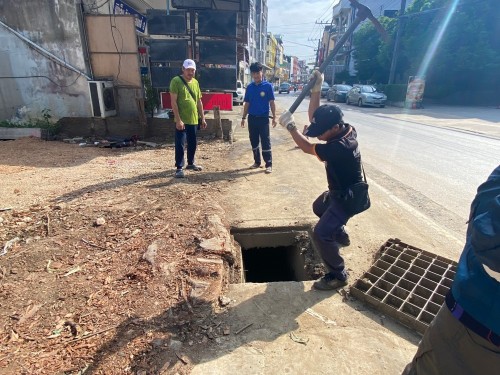 เปลี่ยนฝาท่อระบายน้ำ บริเวณถนนหน้าโรงแรมเดอะทีค