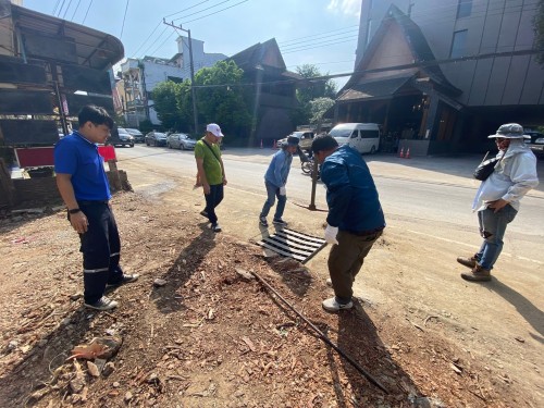 เปลี่ยนฝาท่อระบายน้ำ บริเวณถนนหน้าโรงแรมเดอะทีค