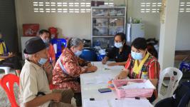 แจกเบี้ยยังชีพผู้สูงอายุ ผู้พิการ ณ ที่ทำการชุมชน