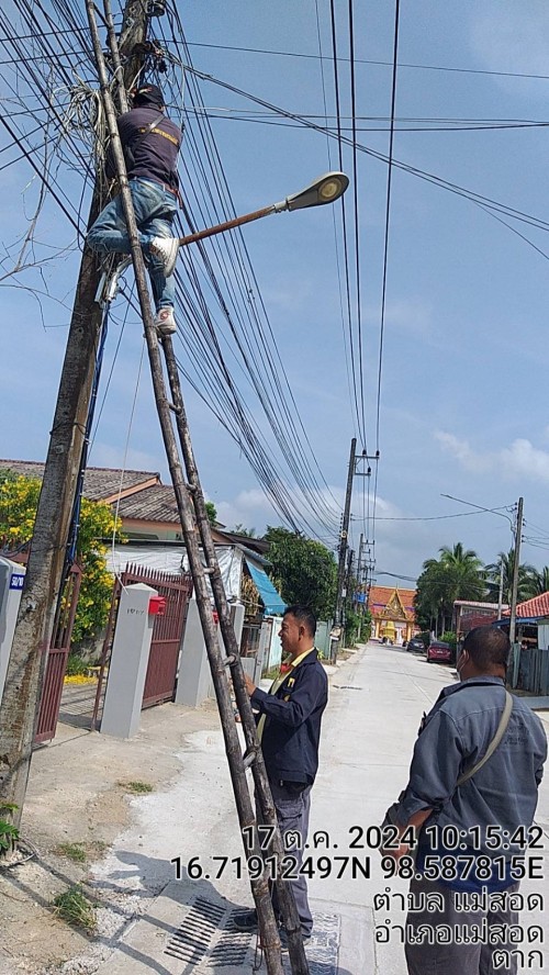 เจ้าหน้าที่กองยุทธศาสตร์และงบประมาณ ดำเนินการตามคำร้องขอตรวจสอบและซ่อมแซมเคเบิ้ลทีวี ในระบบศูนย์บริการจุดเดียวเบ็ดเสร็จ ONE STOP SERVICE (OSS) เทศบาลนครแม่สอด