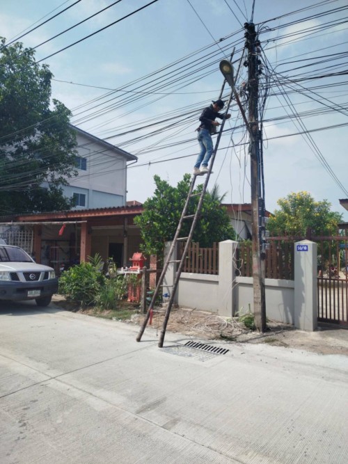 เจ้าหน้าที่กองยุทธศาสตร์และงบประมาณ ดำเนินการตามคำร้องขอตรวจสอบและซ่อมแซมเคเบิ้ลทีวี ในระบบศูนย์บริการจุดเดียวเบ็ดเสร็จ ONE STOP SERVICE (OSS) เทศบาลนครแม่สอด