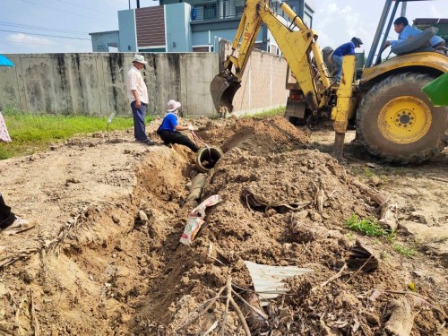 ขุดเก็บท่อระบายน้ำ บริเวณซอยร้านยาง ชุมชนอิสลาม เขตรอยต่อ แม่สอด-ค้างภิบาล