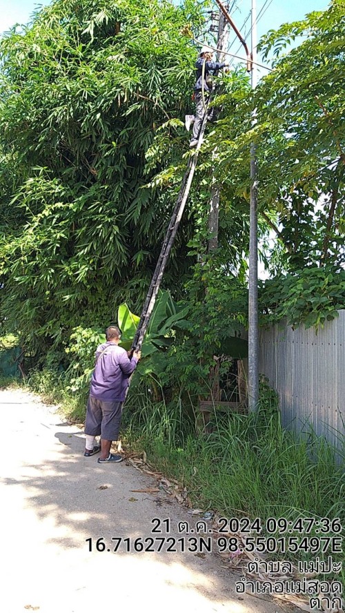 เจ้าหน้าที่กองยุทธศาสตร์และงบประมาณ ดำเนินการตรวจสอบและซ่อมแซมเคเบิ้ลทีวี เพื่อการศึกษาเทศบาลนครแม่สอด