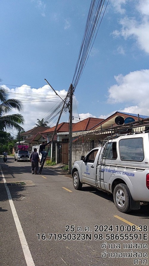 เจ้าหน้าที่กองยุทธศาสตร์และงบประมาณ ดำเนินการตามคำร้องขอตรวจสอบ และซ่อมแซมเคเบิ้ลทีวี เพื่อการศึกษาเทศบาลนครแม่สอด