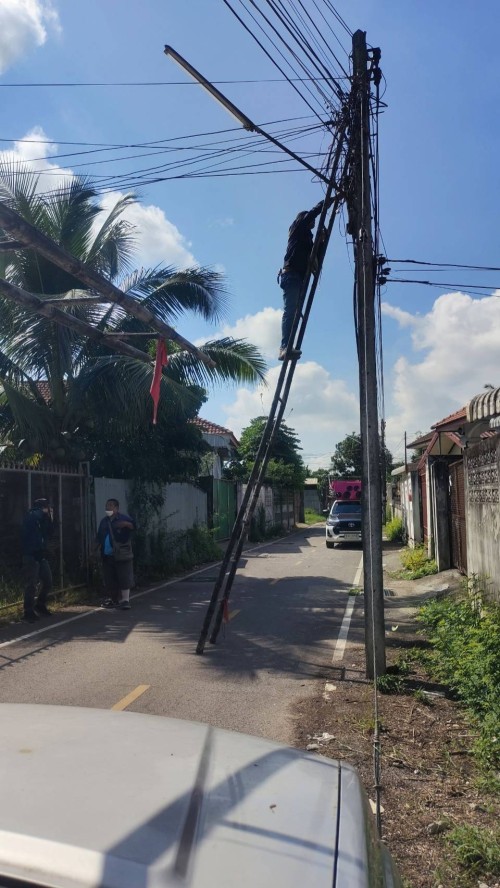 เจ้าหน้าที่กองยุทธศาสตร์และงบประมาณ ดำเนินการตามคำร้องขอตรวจสอบ และซ่อมแซมเคเบิ้ลทีวี เพื่อการศึกษาเทศบาลนครแม่สอด