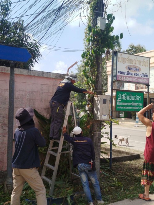 เจ้าหน้าที่กองยุทธศาสตร์และงบประมาณ ดำเนินการตรวจสอบและซ่อมแซมเคเบิ้ลทีวี เพื่อการศึกษาเทศบาลนครแม่สอด