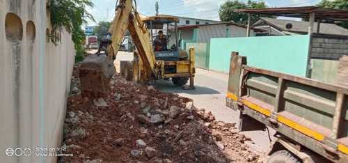 ปรับเกลี่ยกองดิน บริเวณหลังโรงเรียนเทศบาลวัดมณีไพรสน