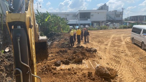 นำรถตักฯ ขุดร่องระบายน้ำบริเวณซอยหลังโลตัส ชุมชนสองแคว 2 