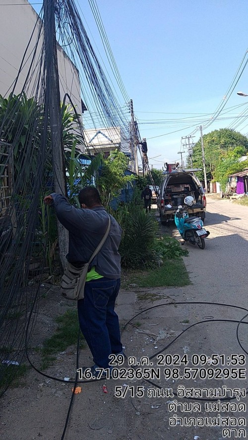 เจ้าหน้าที่กองยุทธศาสตร์และงบประมาณ ดำเนินการซ่อมแซมเคเบิ้ลทีวี  เพื่อการศึกษาเทศบาลนครแม่สอด