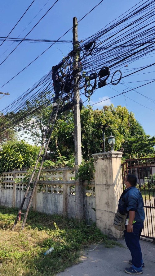 เจ้าหน้าที่กองยุทธศาสตร์และงบประมาณ ดำเนินการซ่อมแซมเคเบิ้ลทีวี  เพื่อการศึกษาเทศบาลนครแม่สอด