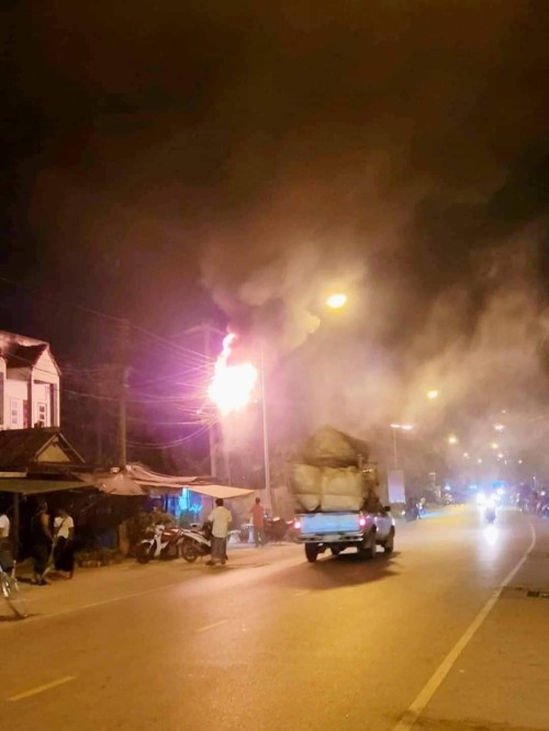 เจ้าหน้าที่กองยุทธศาสตร์และงบประมาณ ดำเนินการซ่อมแซมเคเบิ้ลทีวี  เพื่อการศึกษาเทศบาลนครแม่สอด