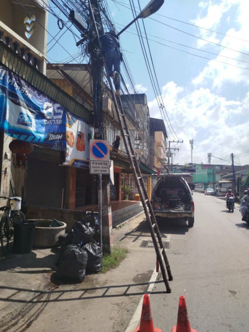 เจ้าหน้าที่กองยุทธศาสตร์และงบประมาณ ดำเนินการตามคำร้องขอติดตั้ง  และซ่อมแซมเคเบิ้ลทีวี เพื่อการศึกษาเทศบาลนครแม่สอด