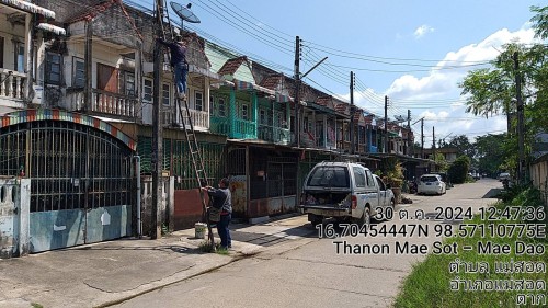 เจ้าหน้าที่กองยุทธศาสตร์และงบประมาณ ดำเนินการตามคำร้องขอติดตั้ง  และซ่อมแซมเคเบิ้ลทีวี เพื่อการศึกษาเทศบาลนครแม่สอด