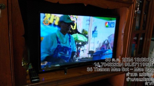 เจ้าหน้าที่กองยุทธศาสตร์และงบประมาณ ดำเนินการตามคำร้องขอติดตั้ง  และซ่อมแซมเคเบิ้ลทีวี เพื่อการศึกษาเทศบาลนครแม่สอด