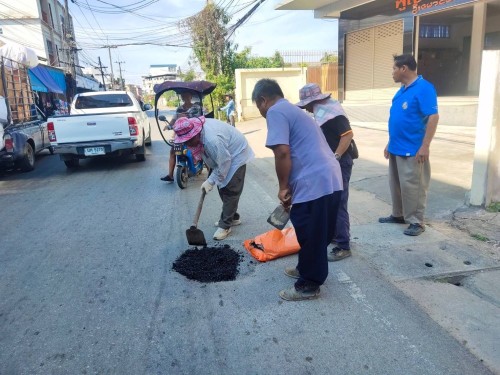 ลงยางมะตอย ขอบฝาท่อระบายน้ำหลุดร่อน บริเวณ ถนนสาย บ้านทุ่ง-ตลาดประชารักษ์ นั้น