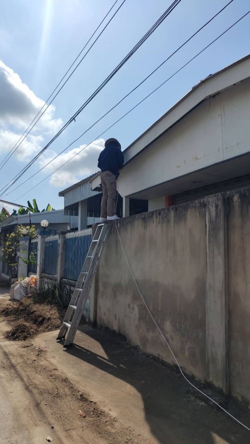 เจ้าหน้าที่กองยุทธศาสตร์และงบประมาณ ดำเนินการตามคำร้องขอติดตั้งและซ่อมแซมเคเบิ้ลทีวี เพื่อการศึกษาเทศบาลนครแม่สอด