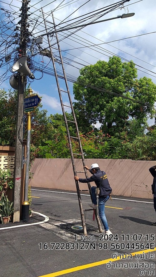 เจ้าหน้าที่กองยุทธศาสตร์และงบประมาณ ดำเนินการตามคำร้องขอติดตั้งและซ่อมแซมเคเบิ้ลทีวี เพื่อการศึกษาเทศบาลนครแม่สอด