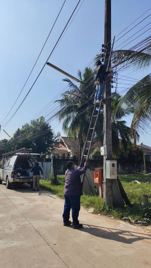 เจ้าหน้าที่กองยุทธศาสตร์และงบประมาณ ดำเนินการตรวจสอบและซ่อมแซมเคเบิ้ลทีวี เพื่อการศึกษาเทศบาลนครแม่สอด