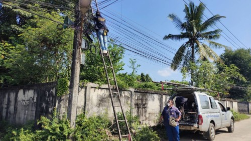 เจ้าหน้าที่กองยุทธศาสตร์และงบประมาณ ดำเนินการตรวจสอบและซ่อมแซมเคเบิ้ลทีวี เพื่อการศึกษาเทศบาลนครแม่สอด