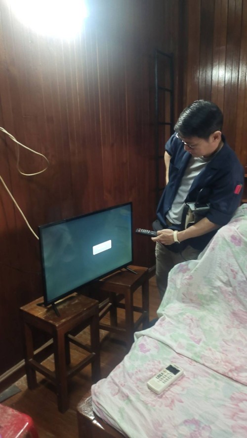 เจ้าหน้าที่กองยุทธศาสตร์และงบประมาณ ดำเนินการตามคำร้องขอตรวจสอบ และซ่อมแซมเคเบิ้ลทีวี เพื่อการศึกษาเทศบาลนครแม่สอด