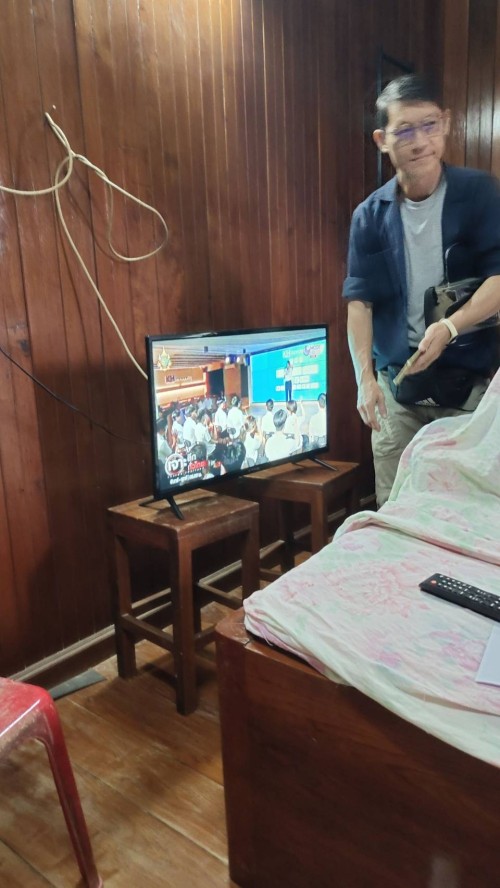 เจ้าหน้าที่กองยุทธศาสตร์และงบประมาณ ดำเนินการตามคำร้องขอตรวจสอบ และซ่อมแซมเคเบิ้ลทีวี เพื่อการศึกษาเทศบาลนครแม่สอด