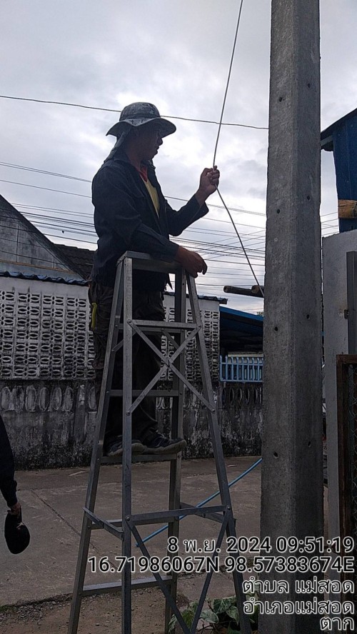 เจ้าหน้าที่กองยุทธศาสตร์และงบประมาณ ดำเนินการตามคำร้องขอติดตั้ง และซ่อมแซมเคเบิ้ลทีวี เพื่อการศึกษาเทศบาลนครแม่สอด                             