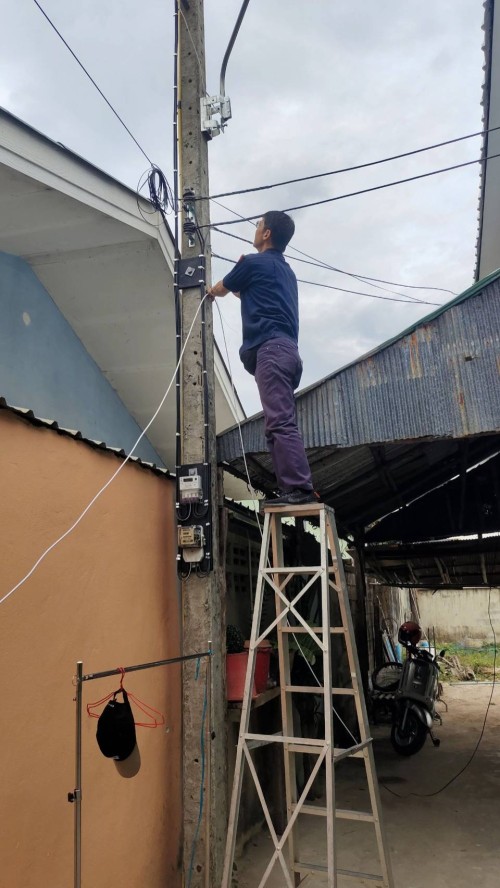 เจ้าหน้าที่กองยุทธศาสตร์และงบประมาณ ดำเนินการตามคำร้องขอติดตั้ง และซ่อมแซมเคเบิ้ลทีวี เพื่อการศึกษาเทศบาลนครแม่สอด                             