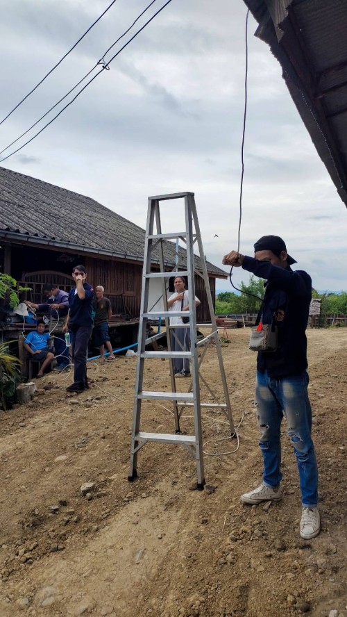 เจ้าหน้าที่กองยุทธศาสตร์และงบประมาณ ดำเนินการตามคำร้องขอติดตั้ง และซ่อมแซมเคเบิ้ลทีวี เพื่อการศึกษาเทศบาลนครแม่สอด                             