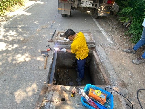 ซ่อมฝาท่อระบายน้ำ บริเวณ ชุมชนสองแควสอง 