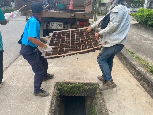 เปลี่ยนฝาท่อระบายน้ำ บริเวณหน้าวัดดอนไชย