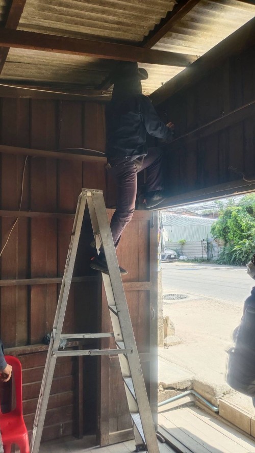 เจ้าหน้าที่กองยุทธศาสตร์และงบประมาณ ดำเนินการตามคำร้องขอติดตั้ง และซ่อมแซมเคเบิ้ลทีวี เพื่อการศึกษาเทศบาลนครแม่สอด