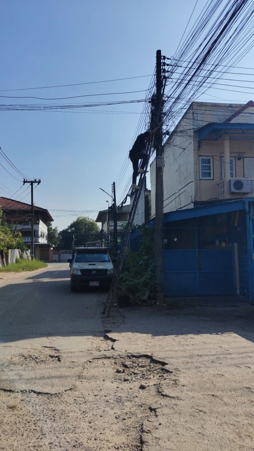 เจ้าหน้าที่กองยุทธศาสตร์และงบประมาณ ดำเนินการตามคำร้องขอติดตั้ง และซ่อมแซมเคเบิ้ลทีวี เพื่อการศึกษาเทศบาลนครแม่สอด