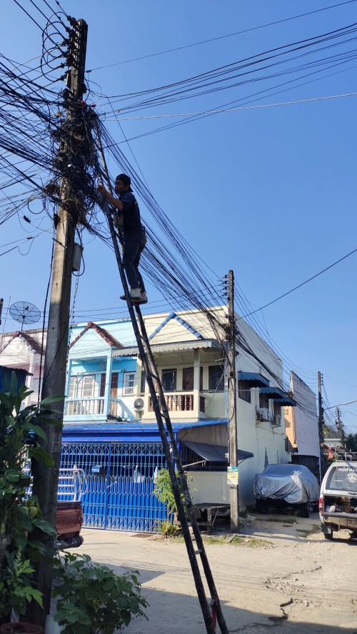 เจ้าหน้าที่กองยุทธศาสตร์และงบประมาณ ดำเนินการตามคำร้องขอติดตั้ง และซ่อมแซมเคเบิ้ลทีวี เพื่อการศึกษาเทศบาลนครแม่สอด