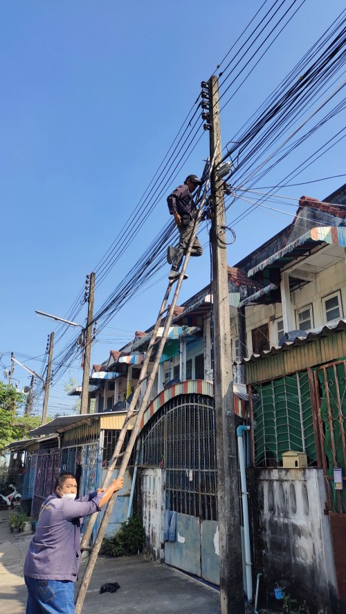 เจ้าหน้าที่กองยุทธศาสตร์และงบประมาณ ดำเนินการตามคำร้องขอติดตั้ง และซ่อมแซมเคเบิ้ลทีวี เพื่อการศึกษาเทศบาลนครแม่สอด