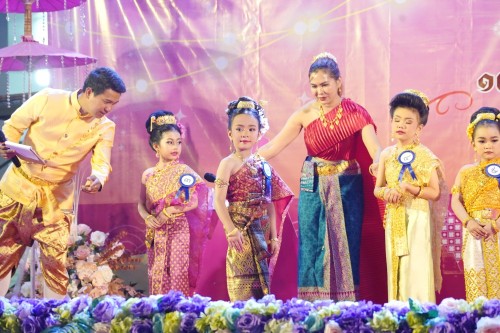 เทศบาลนครแม่สอด จัดกิจกรรมการประกวดหนูน้อยนพมาศนครแม่สอด เนื่องในโอกาสวันลอยกระทง ประจำปี พ.ศ. 2567