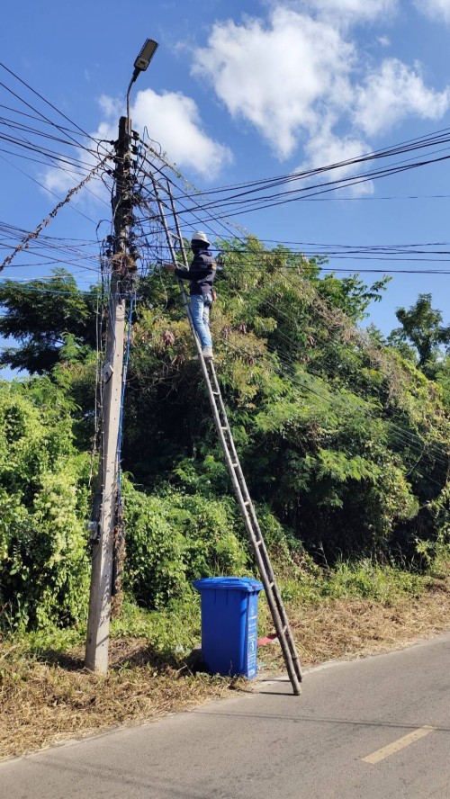 เจ้าหน้าที่กองยุทธศาสตร์และงบประมาณ ดำเนินการตามคำร้องขอติดตั้ง และซ่อมแซมเคเบิ้ลทีวี เพื่อการศึกษาเทศบาลนครแม่สอด