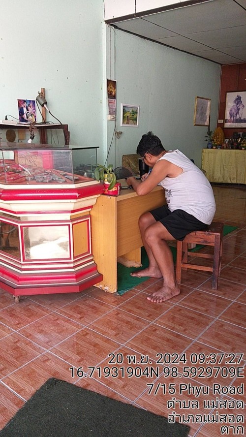 เจ้าหน้าที่กองยุทธศาสตร์และงบประมาณ ดำเนินการตามคำร้องขอติดตั้ง และซ่อมแซมเคเบิ้ลทีวี เพื่อการศึกษาเทศบาลนครแม่สอด