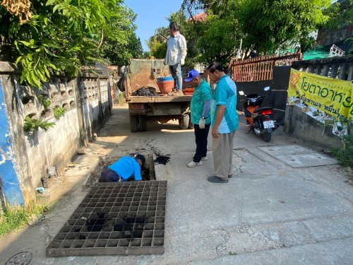 ลอกท่อระบายน้ำ บริเวณซอยโรงเรียนอนุบาลการุณ 
