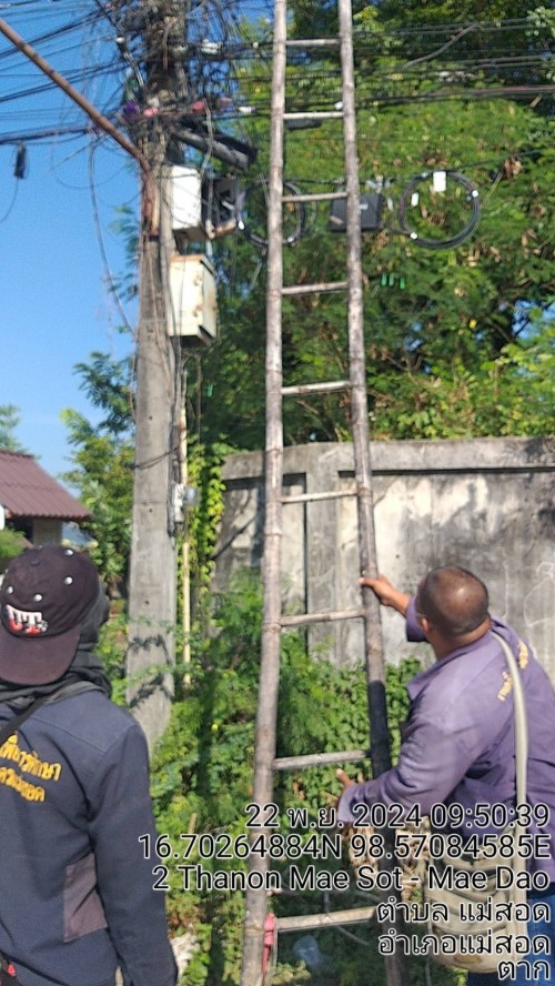 เจ้าหน้าที่กองยุทธศาสตร์และงบประมาณ ดำเนินการตามคำร้องขอติดตั้ง และซ่อมแซมเคเบิ้ลทีวี เพื่อการศึกษาเทศบาลนครแม่สอด