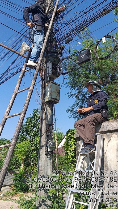 เจ้าหน้าที่กองยุทธศาสตร์และงบประมาณ ดำเนินการตามคำร้องขอติดตั้ง และซ่อมแซมเคเบิ้ลทีวี เพื่อการศึกษาเทศบาลนครแม่สอด