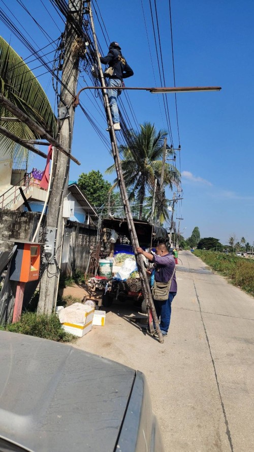 เจ้าหน้าที่กองยุทธศาสตร์และงบประมาณ ดำเนินการตามคำร้องขอติดตั้ง และซ่อมแซมเคเบิ้ลทีวี เพื่อการศึกษาเทศบาลนครแม่สอด