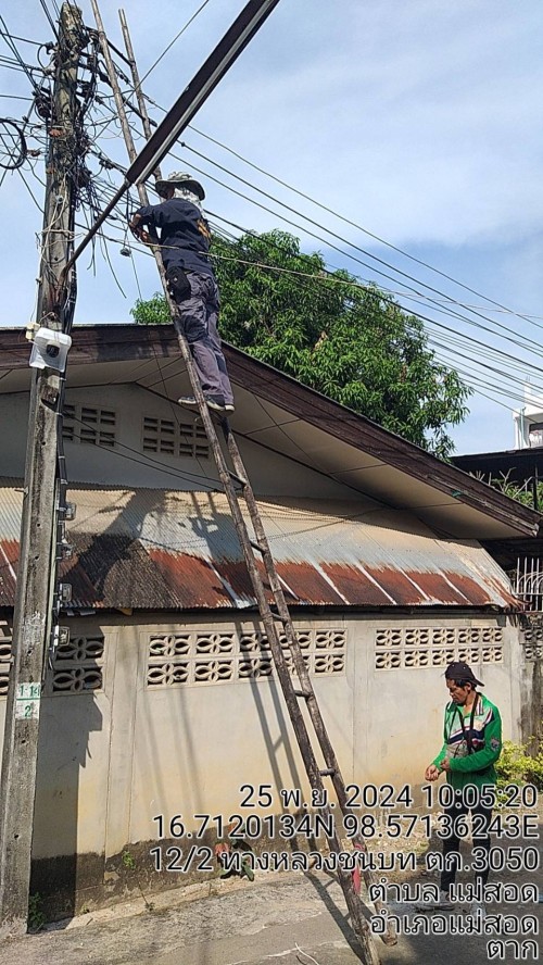 เจ้าหน้าที่กองยุทธศาสตร์และงบประมาณ ดำเนินการตามคำร้องขอติดตั้ง และซ่อมแซมเคเบิ้ลทีวี เพื่อการศึกษาเทศบาลนครแม่สอด