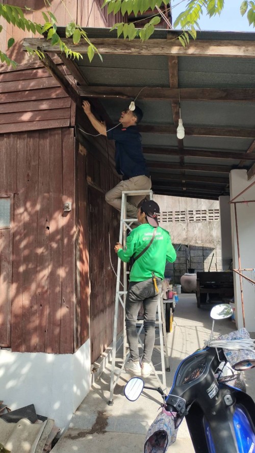 เจ้าหน้าที่กองยุทธศาสตร์และงบประมาณ ดำเนินการตามคำร้องขอติดตั้ง และซ่อมแซมเคเบิ้ลทีวี เพื่อการศึกษาเทศบาลนครแม่สอด