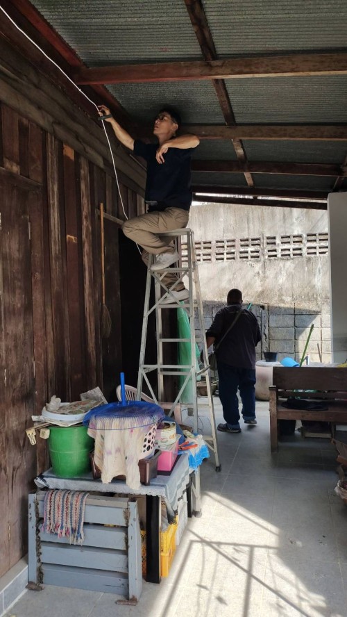 เจ้าหน้าที่กองยุทธศาสตร์และงบประมาณ ดำเนินการตามคำร้องขอติดตั้ง และซ่อมแซมเคเบิ้ลทีวี เพื่อการศึกษาเทศบาลนครแม่สอด