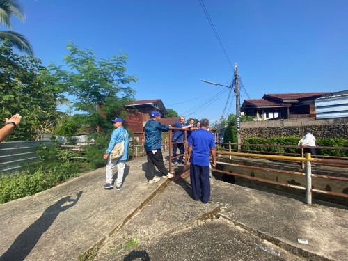 ลงน้ำหมัก EM บริเวณสะพาน ซอย 2/1 ชุมชนปู่แดง จำนวน 1,000 ลิตร