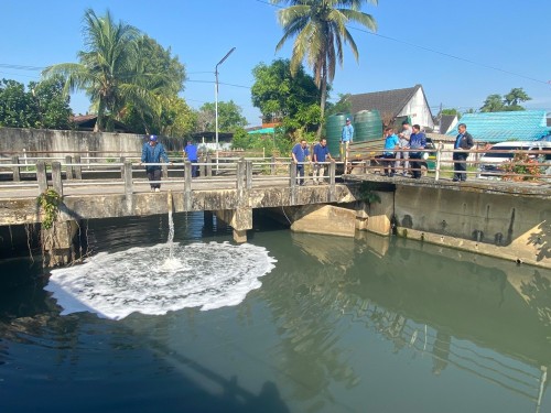 ลงน้ำหมัก EM บริเวณสะพานชุมชนมณีไพสณฑ์ จำนวน 1,000 ลิตร