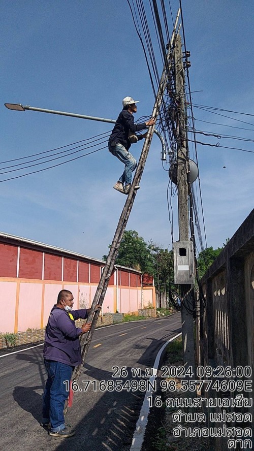 เจ้าหน้าที่กองยุทธศาสตร์และงบประมาณ ดำเนินการตามคำร้องขอติดตั้ง และซ่อมแซมเคเบิ้ลทีวี เพื่อการศึกษาเทศบาลนครแม่สอด