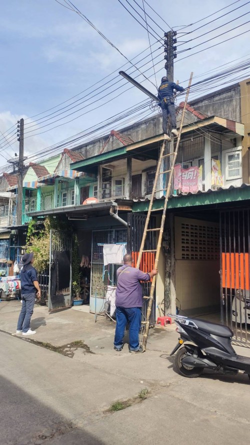 เจ้าหน้าที่กองยุทธศาสตร์และงบประมาณ ดำเนินการตามคำร้องขอติดตั้ง และซ่อมแซมเคเบิ้ลทีวี เพื่อการศึกษาเทศบาลนครแม่สอด